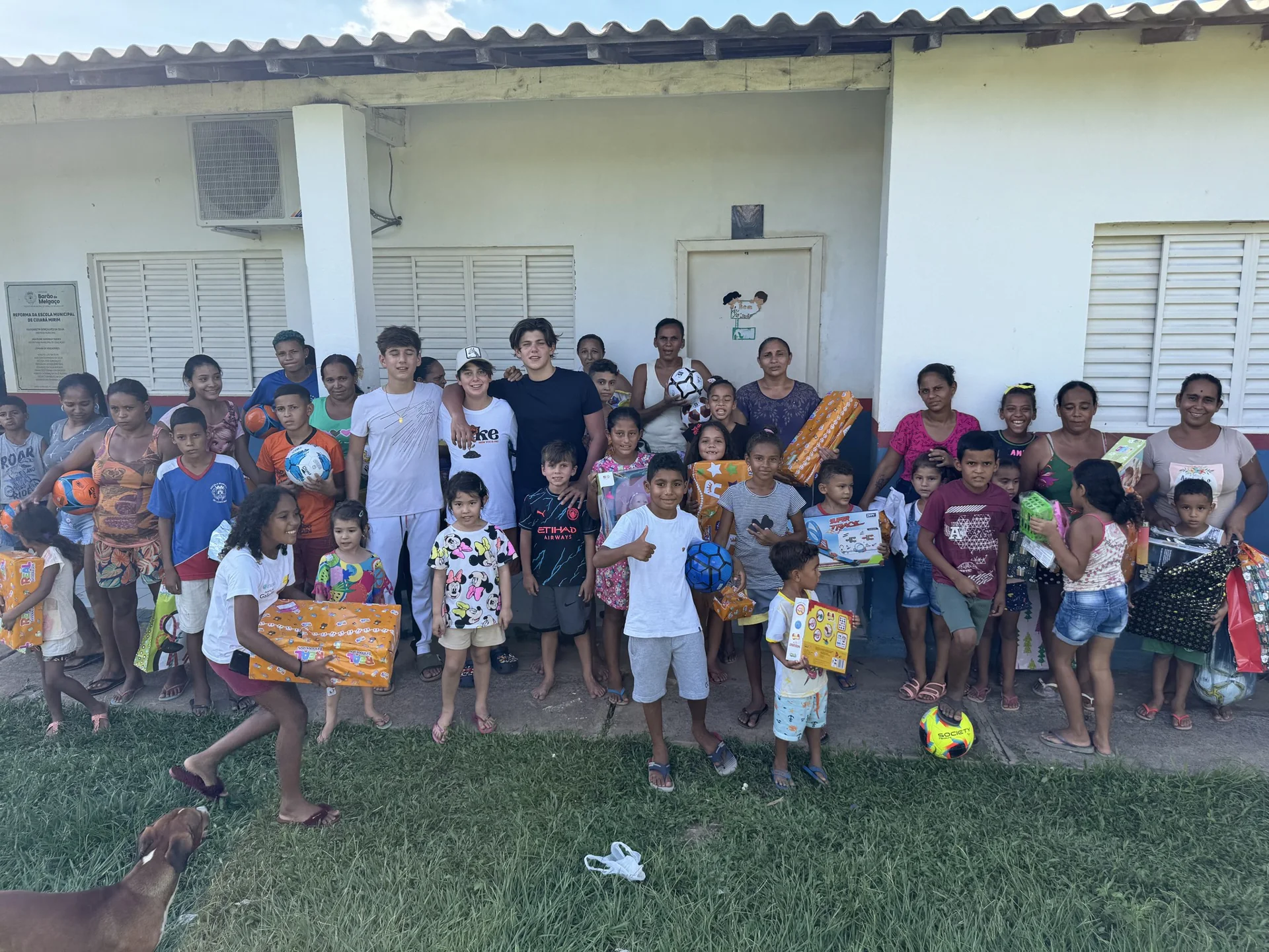 Lorenzo com as famílias da comunidade Cuiabá Mirim